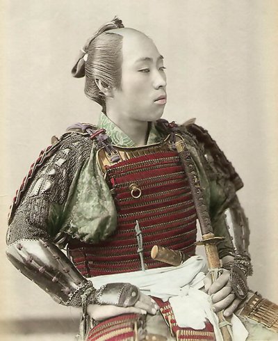 Portret van een samoerai van oud Japan met volledige lichaamsbepantsering, 1890 door Japanese School
