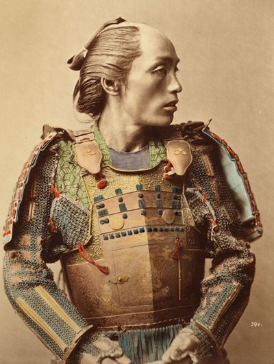 Portret van een samoerai van het oude Japan met volledige lichaamsbepantsering, 1890 door Japanese School