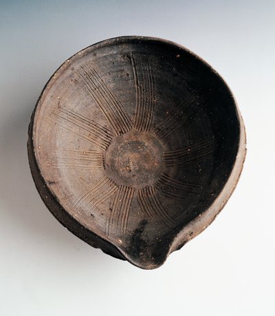 Aardewerken keukenkom voor malen en mengen van voedsel (Suribachi), geproduceerd in Bizen, hoogte 11,5 cm en diameter 33,5 cm, Japanse beschaving, Momoyama periode door Japanese School