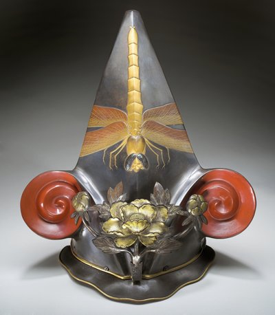 Theatrale helm voor het Kabuki Theater (lak over stof met messing  schelp inleg) door Japanese School