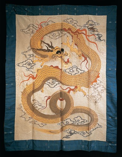 Wandkleed geborduurd met een kronkelende gouden draak tussen wolken, eind 19e eeuw door Japanese School
