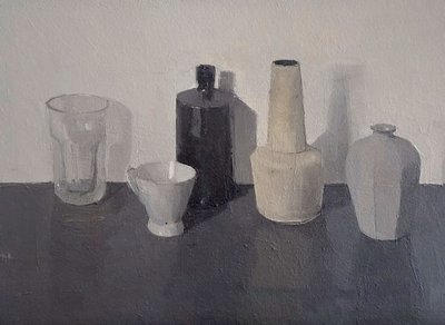 Stilleven met vijf objecten, 2024 (olieverf op papier) door Jason Line