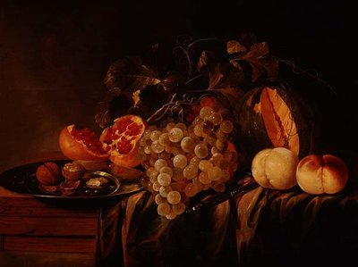 Stilleven van meloen, druiven, granaatappel, walnoten op een tinnen bord en perziken door Jasper Geerards