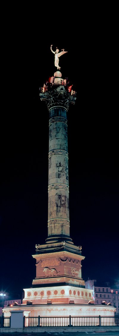 Zicht op de zuil van juli op Place de la Bastille in Parijs door Jean Antoine Alavoine