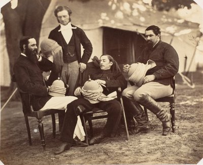 Groepsportret bij het kamp van de gouverneur-generaal, L-R: Maj Jones, Mr. Walters, de gouverneur, 1858-61 door Jean Baptiste Oscar Mallitte