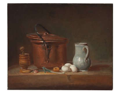 Een koperen pan, een stamper en vijzel, een kruik, een lente-ui, eieren en een ui op een plank door Jean Baptiste Simeon Chardin