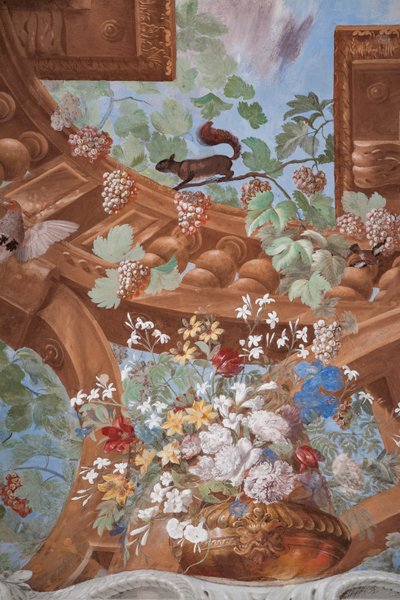 Wijntakken, druiven, bloemen en een eekhoorn (detail) door Jean Boulanger