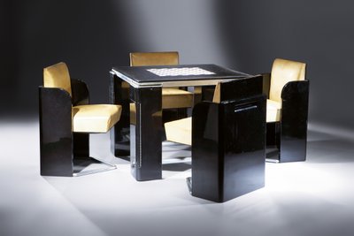 Speeltafel met vier bijpassende stoelen, voor het appartement in Parijs van Madeleine Vionnet door Jean Dunand