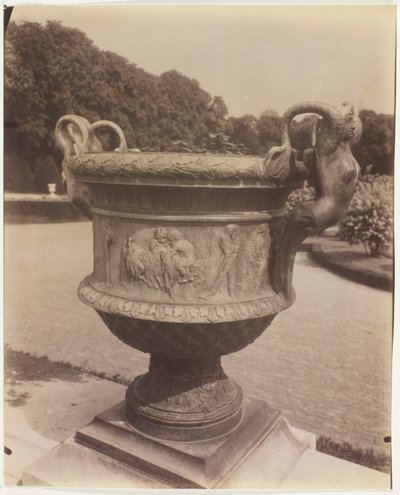 Versailles, vaas van Ballin door Jean Eugène Auguste Atget