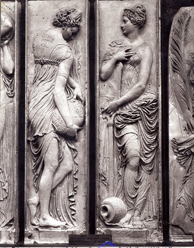 Detail van reliëfs van de Fontein der Onschuldigen die nimfen uitbeelden die de rivieren van Frankrijk personifiëren (detail) door Jean Goujon