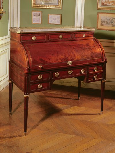 Louis XVI cilinder-top mahonie-fineer Bureau met verguld bronzen beslag, Carrara marmeren top geflankeerd door kandelaar (mahoniehout, marmer en verguld brons) door Jean Henri Riesener