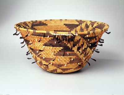 Meisjes Gedraaide Bruidsschat of Puberteitsmand, Pomo, Pinoleville, Californië door Jenny Hughes