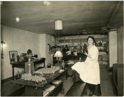 Ann Haviland, parfumeur door Jessie Tarbox Beals