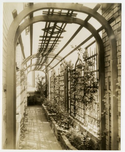 Achtertuin van mevrouw Regina Jais, ca. 1936-37 door Jessie Tarbox Beals
