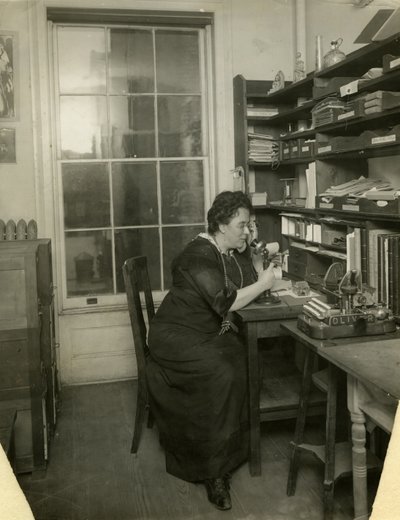 Beals in haar studio, ca. 1912-18 door Jessie Tarbox Beals