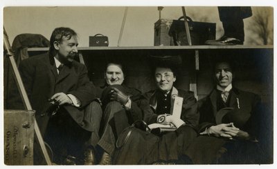 Beals op vakantie achter in een auto, c.1905-40 door Jessie Tarbox Beals