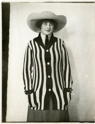 Blazer trui & vilten hoed, Forsythe, ca. 1905-18 door Jessie Tarbox Beals