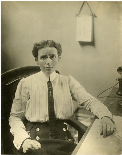 Dr. Josephine Baker, hoofd van de afdeling Kinderhygiëne van de afdeling Gezondheid van de stad NY, superviseert de gezondheid van meer kinderen dan enige andere vrouw ter wereld, c.1917-19 door Jessie Tarbox Beals