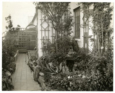 Tuin van mevrouw Regina Jais, ca. 1936-37 door Jessie Tarbox Beals