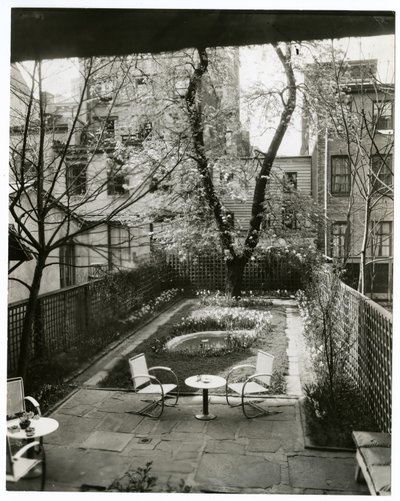 Tuin van mevrouw W H Wells 265 W 11th door Jessie Tarbox Beals