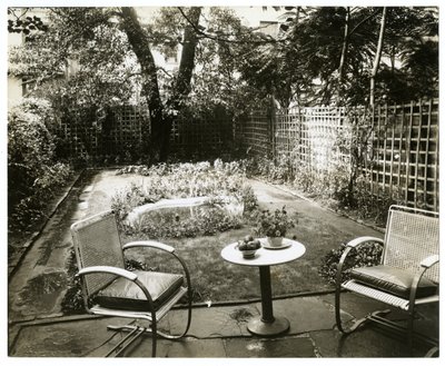 Tuin van mevrouw W H Wells 265 W 11th, Greenwich Village, New York, VS, ca. 1936-37 door Jessie Tarbox Beals