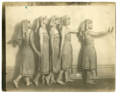 Voorbereidingen voor een dorpsfeest in de Liberale Club, New York, VS, c.1905-40 door Jessie Tarbox Beals