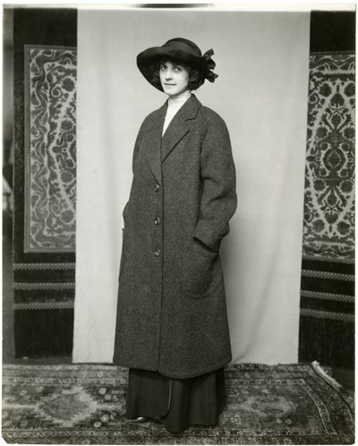 Grijze jas, Arnold & Constable, ca. 1905-18 door Jessie Tarbox Beals