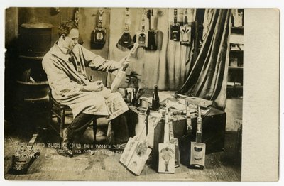 Grote vurige kleurvlekken op een houten doos en Bobby Edwards in zijn zolderkamer onder de sterren die ukeleles maakt, Greenwich Village, New York, VS, ca. 1905-20 door Jessie Tarbox Beals