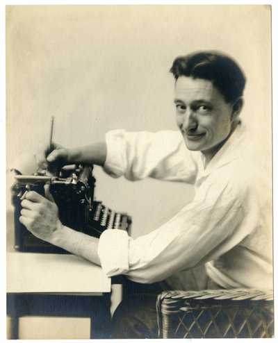 Henry Oyen aan de typemachine, c.1905-21 door Jessie Tarbox Beals