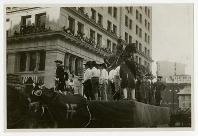 Historische parade float #31, Vernietiging van standbeeld van George III door Jessie Tarbox Beals