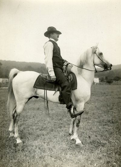 Homer Davenport cartoonist op zijn Arabische paard, ca. 1905-12 door Jessie Tarbox Beals