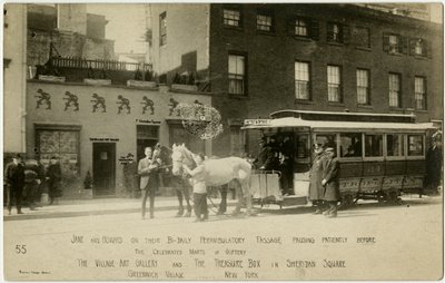 Jane en Howard op hun twee dagelijkse wandelingen pauzeren geduldig voor de beroemde markten van geschenken The Village Art Gallery en The Treasure Box in Sheridan Square, Greenwich Village, New York, VS door Jessie Tarbox Beals