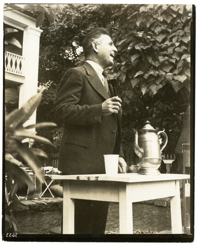 John W. Mitchell beroemde veilingmeester, Country Auction in Greenwich, Conn of Weston, Conn door Jessie Tarbox Beals