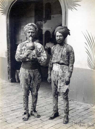 Jongleurs uit Azië. (Optredens uit de Mysterieus Azië sectie van de Pike op de Wereldtentoonstelling 1904) door Jessie Tarbox Beals