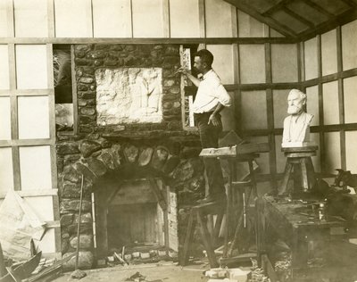 Karl Bitter (beeldhouwer) bouwt zelf zijn open haard, ca. 1905-15 door Jessie Tarbox Beals