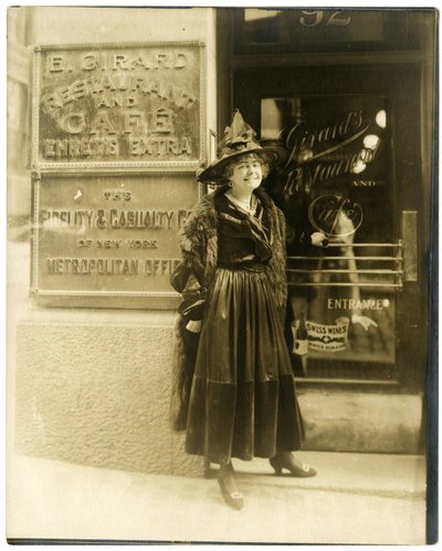 Madam Girard van NY, beroemd downtown restaurant 92 William St, 1910 door Jessie Tarbox Beals
