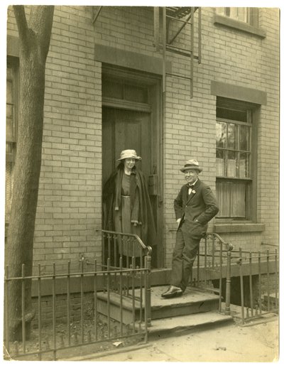 Mr Llewelyn Powys, auteur & zijn vrouw, ca. 1905-40 (gelatinezilver foto) door Jessie Tarbox Beals