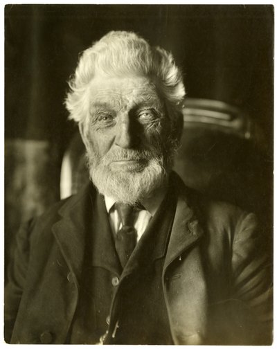 Mr Messenger, bijenman, ca. 1905-09 door Jessie Tarbox Beals