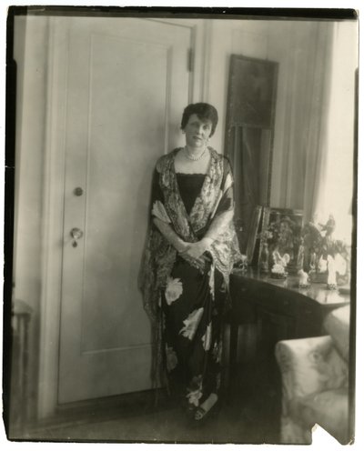 Mevrouw Emily Post, Etiquette, c.1926-28 door Jessie Tarbox Beals