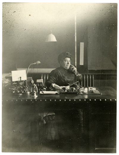 Mevrouw Chas Netcher uit Chicago, eigenaar van een van de grootste winkels The Boston Store daar Ze is nu weer getrouwd, vind haar naamsverandering Mollie Alpiner Netcher Newbury, ca. 1905-18 door Jessie Tarbox Beals