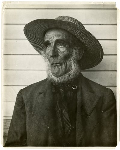 Oude man met strohoed, c.1905-40 door Jessie Tarbox Beals