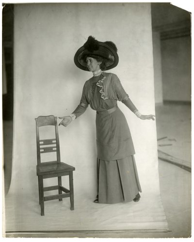 "Neem plaats" Correcte houding van benen, lichaam, armen en handen, ca. 1905-18 door Jessie Tarbox Beals