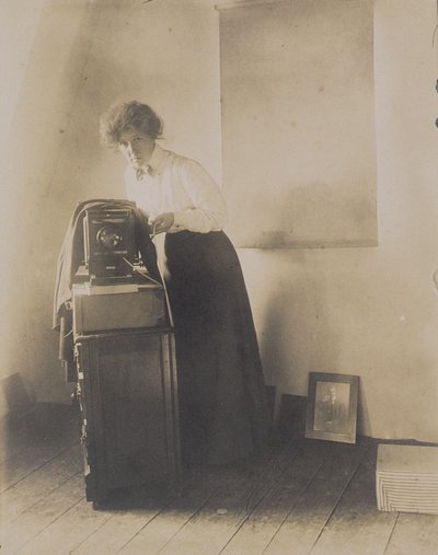 Portret van Lillian Baynes Griffin met haar camera, 1905-10 door Jessie Tarbox Beals