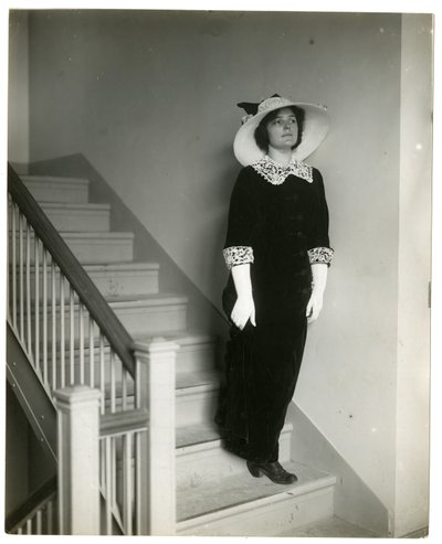 Juiste manier om de trap af te komen, c.1905-18 door Jessie Tarbox Beals