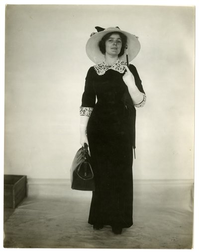 Juiste manier om een tas en paraplu te dragen, c.1905-18 door Jessie Tarbox Beals