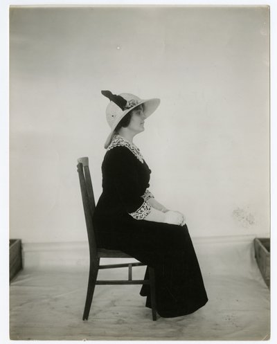 Juiste manier om in een stoel te zitten, c.1905-18 door Jessie Tarbox Beals