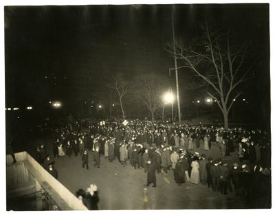Suffrage Parade, Greenwich Village, New York, USA, c.1915-18 door Jessie Tarbox Beals