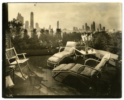 Terras van Mevr. Alice Woodward Rhinehardt, 400 E 52 St, ca. 1936-37 door Jessie Tarbox Beals