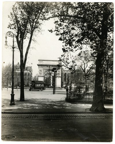 Washington Square North, New York, VS, ca. 1905-40 door Jessie Tarbox Beals