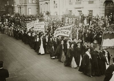 Vrouwen in academische kleding marcheren in een kiesrecht parade in New York City, 1910 door Jessie Tarbox Beals
